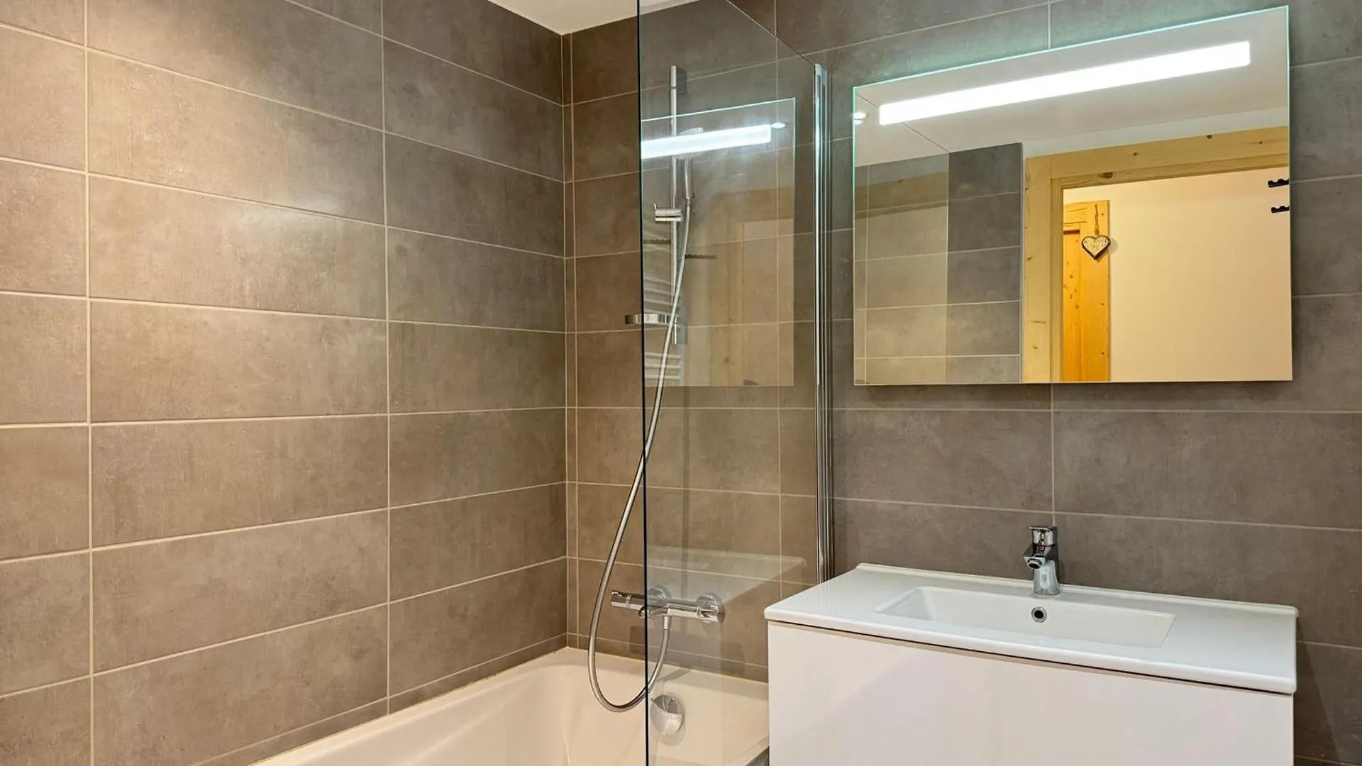 Апартаменты Appartement Neuf, Luxueux, Au Coeur Des Gets Avec Terrasse, Parking Securise, Proche Commerces Et Pistes. - Fr-1-623-116 Ле-Гет Франция